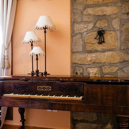 Apartamentos Vino Tinto Y Restaurante Tomate Rosa Adahuesca Екстер'єр фото