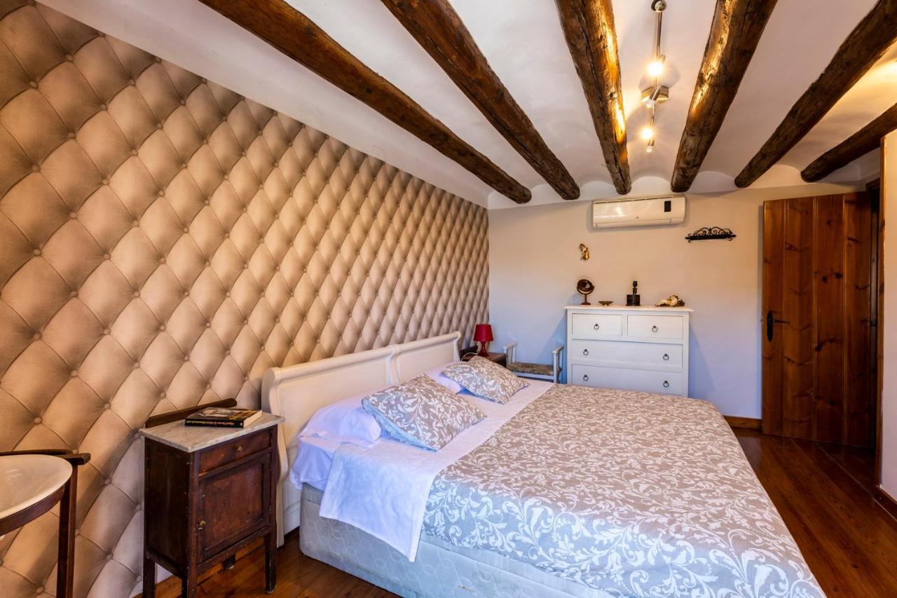 Apartamentos Vino Tinto Y Restaurante Tomate Rosa Adahuesca Екстер'єр фото