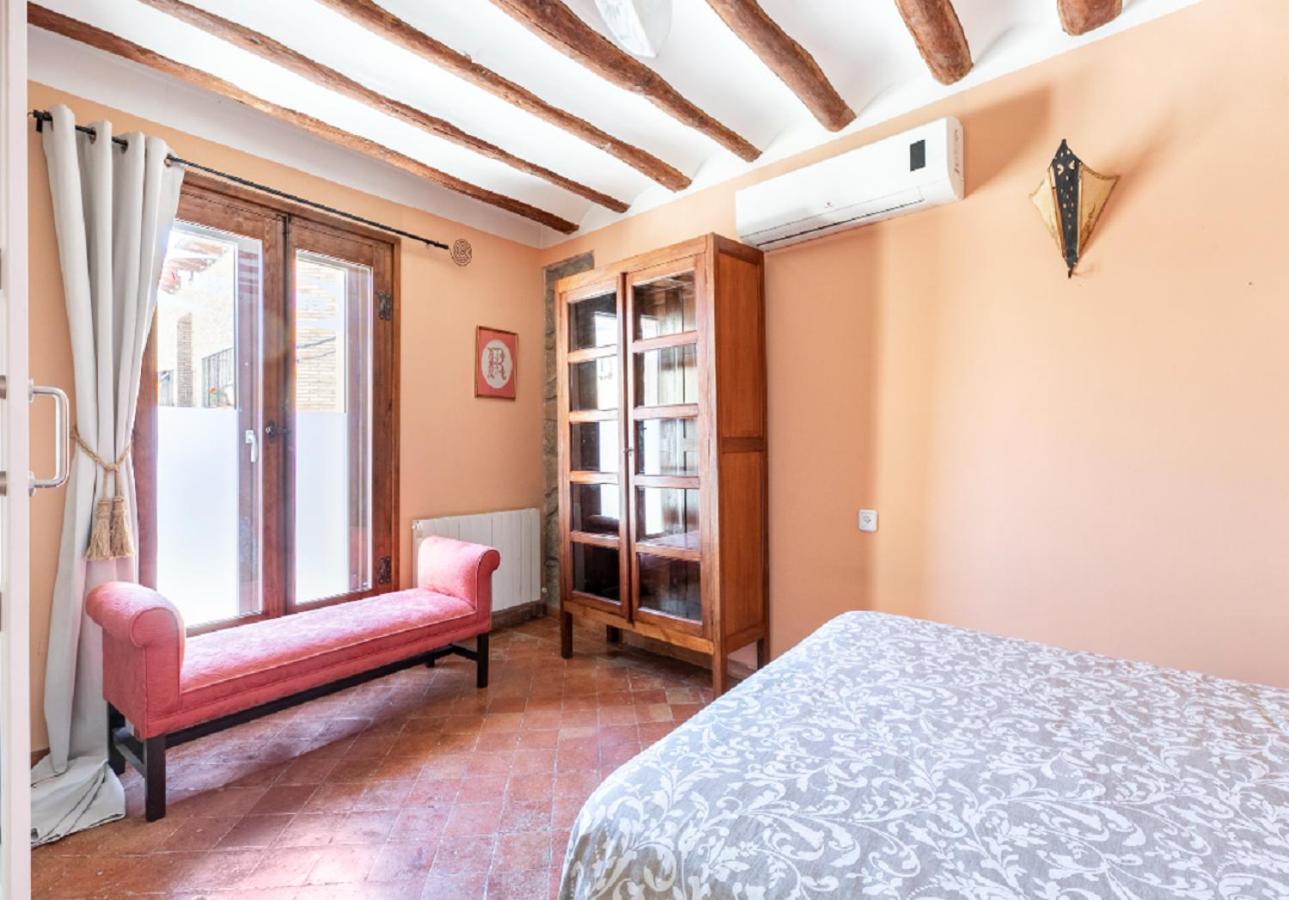 Apartamentos Vino Tinto Y Restaurante Tomate Rosa Adahuesca Екстер'єр фото